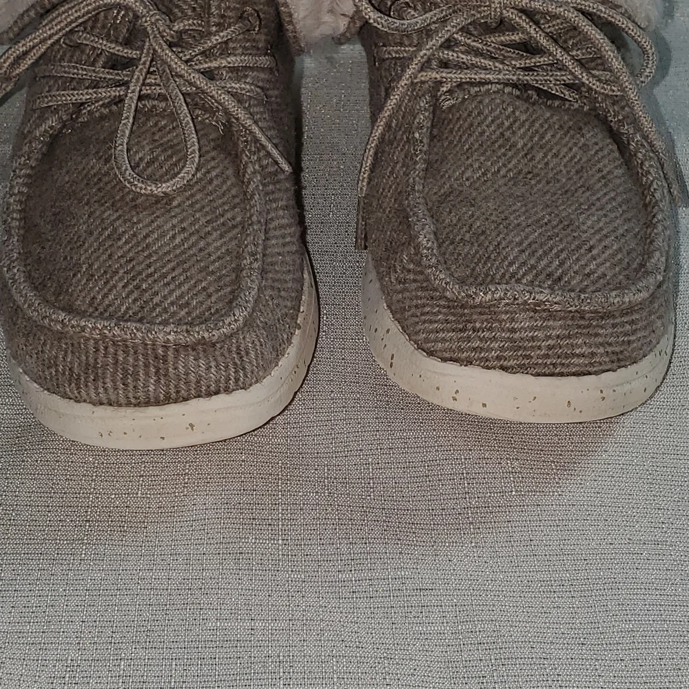 Hey Dude Kids Sz.4 Lace Up Fur Lined Shoes